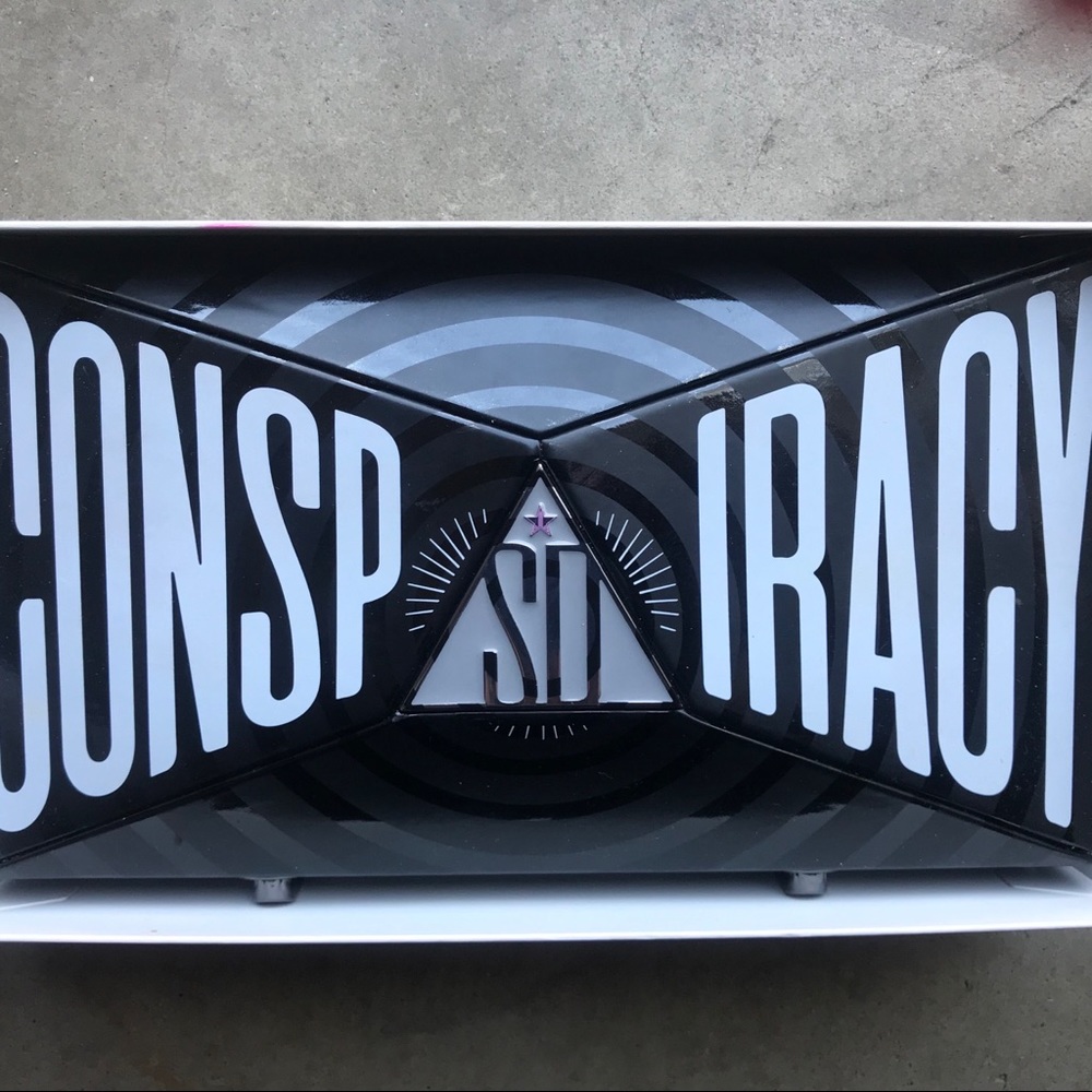 Conspiracy eyeshadow palette - Picture 3 of 3